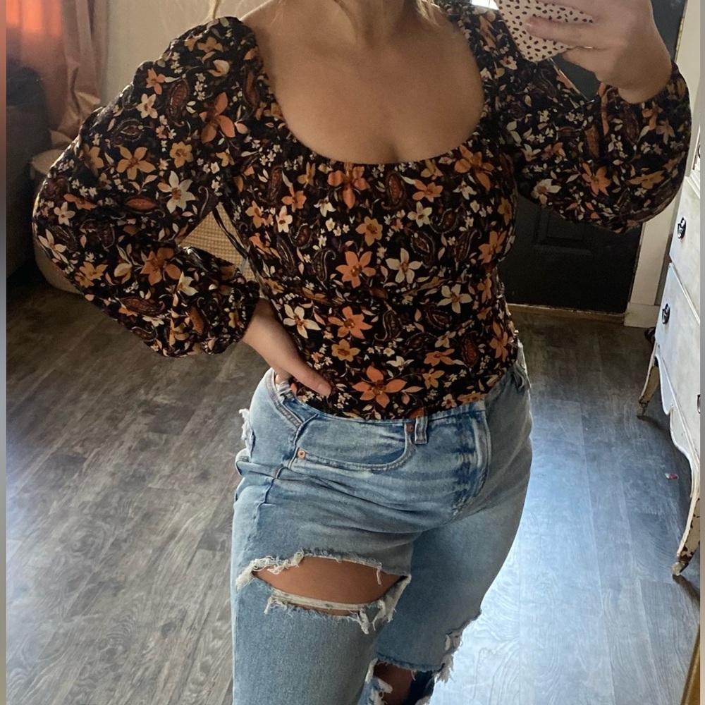 Floral puff sleeve blouse.